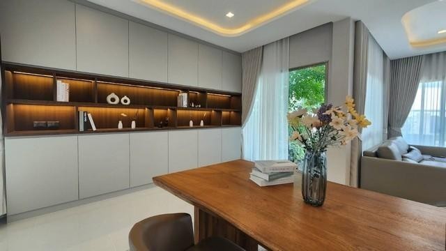 PPL13 ขาย ให้เช่า บ้านเดี่ยว หมู่บ้าน บางกอก บูเลอวาร์ด ซิกเนเจอร์ ลาดพร้าว-เสรีไทย เสรีไทย 9 Bangkok Boulevard Signature Ladprao-Serithai ตกแต่งครบพร้อมเข้าอยู่ค่าเช่า 190,000 บาท/เดือน สัญญาขั้นต่ำ 1 ปีราคาขาย เพียง 28,900,000 บาท (ค่าโอนคนละครึ่ง)ติดต่อ คุณช่อผกา 0616198565 LINE 0616198565ขายและให้เช่า บ้านเดี่ยว บางกอก บูเลอวาร์ด ซิกเนเจอร์ ลาดพร้าว-เสรีไทย ตกแต่งครบ ไม่เคยเข้าอยู่พื้นที่ใช้สอย 315 ตรม. ที่ดิน 75 ตรว.4 ห