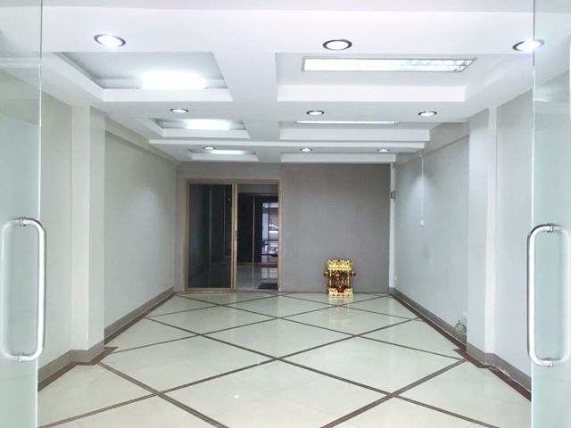 รามอินทรา61-67  17ตรว. 282 ตรม.หัวมุม 4 ชั้น รีโนเวทใหม่ ให้เช่า-ขาย อาคารพาณิชย์ 4แอร์ MRTรามอินทรา40 100ม.