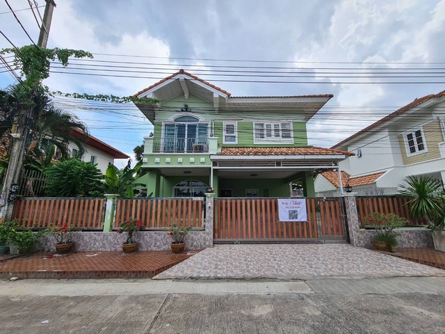 บ้านพร้อมเข้าอยู่ ย่านบางบัวทอง หมู่บ้าน คูณทรัพย์รดาขาย 4.7 ล้านบาท หรือ เช่า 18,000 บาท/เดือน 3 ห้องนอน 3 ห้องน้ำ พื้นที่ใช้สอย 190 ตร.ม.เนื้อที่ 62.8 ตร.ว. ฟรีเหล็กดัด มุ้งลวด ผ้าม่าน แอร์ 3 ตัว ปั๊มน้ำ เครื่องทำน้ำอุ่น 1 ตัว รั้วประตูสแตนเลส พร้อมรีโมทคอนโทรลสถานที่ใกล้เคียงเซนทรัลเวสเกต รพ.เกษมราษฎ์ Big C รัตนาธิเบศร์ติดต่อ 082-553-9499