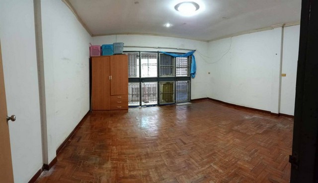 ขายด่วน ทาวน์เฮ้าส์ 3ชั้น เนื้อที่ 20 ตารางวา  หมู่บ้านปิติวรรณ  ZK169