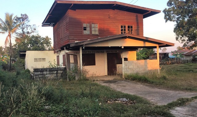 รายละเอียดเพิ่มเติมCode ID : PKK02-09412ราคาขาย      1,247,000 บาท- ขนาดพื้นที่ :  290.30 ตร.ว (2 งาน / 90.30 ตร.ว)- พื้นที่ใช้สอย :    148.10 ตร.ม- จำนวนห้อง :  1 ห้องนอน 1 ห้องน้ำ - จอดรถ :       1-2 คัน- บ้านครึ่งตึกครึ่งไม้  :   2 ชั้น- บ้านครึ่งตึกครึ่งไม้หันทางทิศ :- อายุอาคาร :   15 ปีพิกัดทรัพย์ :  https://maps.app.goo.gl/Z5SMzxuH81NFxLXEAสถานที่ใกล้เคียง- ใกล้บิ๊กซี ซูเปอร์เซ็นเตอร์ นครพนม - ใกล้มินิบิ๊กซี บากจากหนองแสง- นครพนม- ใกล้แม็คโคร นครพนม- 