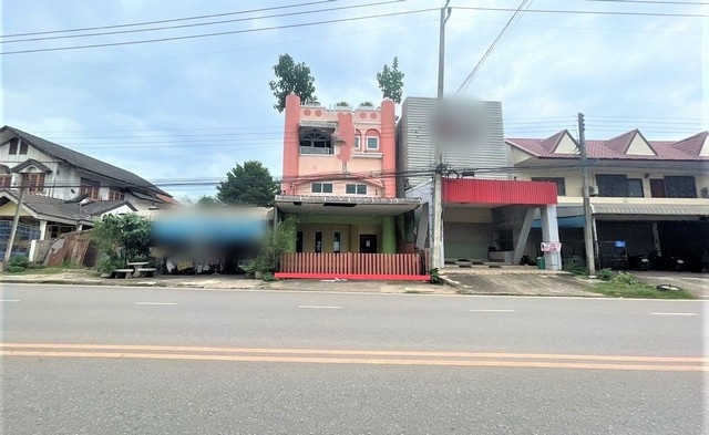 รายละเอียดเพิ่มเติมCode ID : PKK04-05981ราคาขาย      5,217,000 บาท- ขนาดพื้นที่ :  52 ตร.ว- พื้นที่ใช้สอย :    396.50 ตร.ม- จำนวนห้อง :  4 ห้องนอน 2 ห้องน้ำ (มีชั้นลอยและดาดฟ้า)- จอดรถ :       1 คัน- อาคารพาณิชย์ :   2 ชั้น- อาคารพาณิชย์หันทางทิศ :- อายุอาคาร :   36 ปีพิกัดทรัพย์ :   https://maps.app.goo.gl/QeZprBdkGNkY5Fh8Aสถานที่ใกล้เคียง- ใกล้โลตัส โกเฟรช ภูเขียว - ใกล้โลตัส โกเฟรช ซูเปอร์มาร์เก็ต ภูเขียว- ใกล้วัดโนนธาตุงาม- ใกล้ตลาดสดเทศบาล