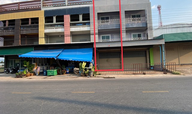 รายละเอียดเพิ่มเติมCode ID : PKK04-06176ราคาขาย      3,900,000 บาท- ขนาดพื้นที่ :   42 ตร.ว- พื้นที่ใช้สอย :    234 ตร.ม- จำนวนห้อง :  3 ห้องนอน 3 ห้องน้ำ - จอดรถ :       1 คัน- อาคารพาณิชย์ :   3 ชั้น- อาคารพาณิชย์หันทางทิศ :- อายุอาคาร :   8 ปีพิกัดทรัพย์ :   https://maps.app.goo.gl/6mmAUvzFJXTimrFp8สถานที่ใกล้เคียง- ใกล้ตลาดนัดคลองถม อ.แก้งคร้อ- ใกล้โลตัส โกเฟรช แก้งคร้อ- ใกล้โรงพยาบาลแก้งคร้อ - ใกล้ตลาดสดเทศบาลตำบลแก้งคร้อสอบถามเพิ่มเติ