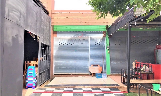 รายละเอียดเพิ่มเติมCode ID : PKK04-04260ราคาขาย      965,000 บาท- ขนาดพื้นที่ :   20 ตร.ว- พื้นที่ใช้สอย :    60 ตร.ม- จำนวนห้อง :  1 ห้องนอน 1 ห้องน้ำ - จอดรถ :    1 คัน- อาคารพาณิชย์ : 1 ชั้น- อาคารพาณิชย์หันทางทิศ :- อายุอาคาร :  10 ปีพิกัดทรัพย์ :   https://maps.app.goo.gl/mAzpXR7YBsv1uQew8สถานที่ใกล้เคียง- ใกล้ซีเจ มอร์ สาขาราชภัฏชัยภูมิ- ใกล้โรงพยาบาลส่งเสริมสุขภาพตำบลนาฝาย- ใกล้วัดแจ้งสว่างอารมณ์- ใกล้วัดรังษีสอบถามเพิ่มเติม/นั