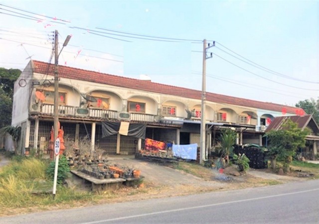 รายละเอียดเพิ่มเติมCode ID :  PKK04-05800ราคาขาย   3,400,000 บาท- ขนาดพื้นที่ : 50 ตร.ว - พื้นที่ใช้สอย :    293.60 ตร.ม- จำนวนห้อง : 4 ห้องนอน 4 ห้องน้ำ (2 คูหา)- จอดรถ :     1 คัน- บ้านครึ่งตึกครึ่งไม้ : 2 ชั้น- บ้านครึ่งตึกครึ่งไม้หันทางทิศ :- อายุอาคาร :    27 ปีพิกัดทรัพย์ : https://maps.app.goo.gl/eDJ6SjHD5w27mji26สถานที่ใกล้เคียง- ใกล้โรงเรียนเทพสถิตวิทยา- ใกล้โรงพยาบาลเทพสถิต- ใกล้ตลาดนัดเทพสถิต- ใกล้วิทยาลัยอาชีวศึกษามหานครอาเซ