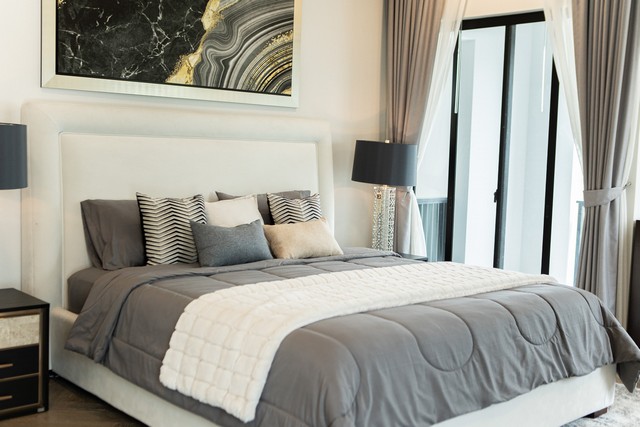 ให้เช่าบ้านเดี่ยวสุดหรู 4 ห้องนอน 1 ห้องทํางาน 1 ห้องแม่บ้าน 6 ห้องน้ํา เฟอร์นิเจอร์ครบ กรุงเทพกรีฑาตัดใหม่