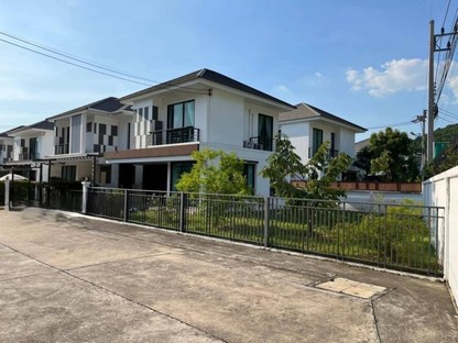 2G003#บ้านสวยติดสุขุมวิทใกล้ ม.เกษตรศาสตร์ อ่าวอุดมหมู่บ้านศรีราชา ฮิลล์ไซด์ อ.ศรีราชา จ.ชลบุรีรายละเอียดทรัพย์:- เนื้อที่ 65.7 ตารางวา- พื้นที่ใช้สอย 146 ตารางเมตร - 3ห้องนอน 2 ห้องน้ำ- 1 ห้องครัว - 1 ห้องรับแขก- 2 จอดรถ- มีพื้นที่สวนข้างตัวบ้าน- ค่าส่วนกลาง 30 บาทต่อตารางวาต่อเดือน การต่อเติม/ของแถม:- โต๊ะครัว - เคาท์เตอร์+เก้าอี้สตูล 2ตัว - ตู้เย็น - ซิงค์ในครัว- เตียงพร้อมฟูก ใน