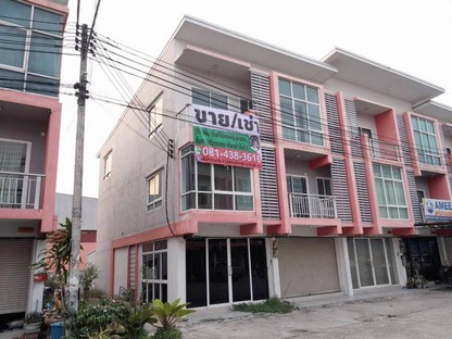 1G018#ขายหรือเช่าอาคารพานิชย์3ชั้นพิกักหนองยายบู่  ห้องมุม สภาพใหม่ กลางชุมชนศรีราชา ใกล้สี่แยกหนองยายบู่ อาคารพาณิชย์-ซิกเนเจอร์อิสเกตท์ อายุทรัพย์เพียง 7ปี สภาพใหม่ รายละเอียดทรัพย์: - ชั้นที่1 มี 1โถงโล่งเอนกประสงค์ ,1 ห้องน้ำ พร้อมลานซักล้าง- ชั้นที่2 มี 2ห้องนอนพร้อมห้องน้ำในตัว- ชั้นที่3 มี 2ห้องนอนพร้อมห้องน้ำในตัว- เนื้อที่ดิน 18 ตร.ว, พื้นที่ใช้สอย 155 ตร.ม.จุดเ