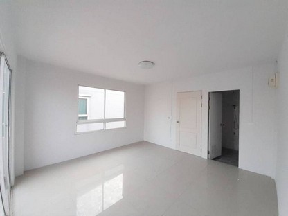 อาคารพาณิชย์ 3ชั้น ห้องมุม ทุกห้องมีห้องน้ำในตัว สำหรับเป็นบ้านอยู่อาศัย เดินทางสะดวก บรรยากาศส่วนตัว ใกล้นิคมบ่อวินและมอเตอร์เวย์