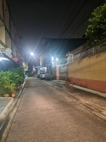 ขายอาคารพาณิชย์  ย่านสาธุประดิษฐ์ สาทร สีลม ใกล้จุดขึ้นลงทางด่วน ใกล้เซ็นทรัลพระราม3   ทำเลดีติดถนน 2 ด้าน 3 ชั้น เข้าออกได้หลายทาง