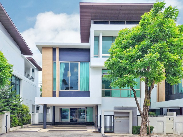 ขายบ้านเดี่ยว 3 ชั้น สไตล์โมเดิร์น มบ.เนอวานา บียอนด์ เกษตร-นวมินทร์ ติดถนนเมน แต่งสวย   ขนาดที่ดิน 60.3 ตร.ว. พื้นที่ใช้สอย 450 ตร.ม. 4 ห้องนอน 5 ห้องน้ำ 3 ห้องเอนกประสงค์  ที่จอดรถ 3 คัน--------------------------------------------สนใจสอบถามรายละเอียด/นัดชมบ้าน099-391-8989  อรรถพล (แอ๊ด)Line :  https://line.me/ti/p/sqtu9dfhWk--------------------------------------------รายละเอียดบ้าน•บ้านเดี่ยว 3 ชั้น มบ.เนอวานา บียอนด์ เกษตร-นวมินทร์ ขนาดที่ดิน 60.3 ตร.ว. พื้นที่ใช้