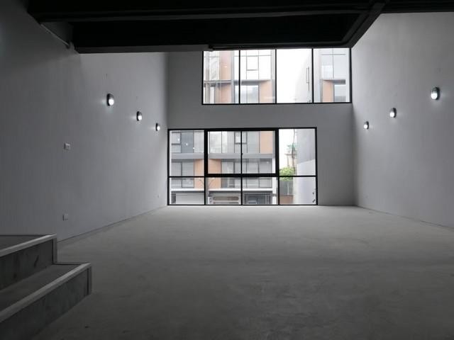 PT12 ให้เช่า โฮม ออฟฟิศ 5 ชั้น The Pride เดอะ ไพรด์ สุขุมวิท 77 อ่อนนุช 30 สไตล์ Modern Luxury Loft ขนาด 370 ตร.ม.ราคาเช่า 80,000 บาท/เดือนติดต่อ คุณช่อผกา 0616198565 LINE 0616198565โฮมออฟฟิศ 5 ชั้น The Pride สุขุมวิท 77 อ่อนนุช 30Home Office สไตล์ Modern Luxury Loftพื้นที่ใช้สอย 370 ตร.ม.3 ห้องนอน 4 ห้องน้ำตึกกว้าง 5.70 ม.หน้ากว้างประมาณ 5 เมตรความสูง ตั้งแต่ 2.5 เมตร - 5 เมตรเหมาะกับการทำ Studio/ Co-Woking Space/ Workshop/ Officeพื้นปูกระเบื้องทุกชั้น + ติดตั้งแอร์เรียบร้อยที่