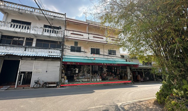 รายละเอียดเพิ่มเติมCode ID : PKK04-05899ราคาขาย        8,366,000 บาท- ขนาดพื้นที่ :  57.80 ตร.ว - พื้นที่ใช้สอย :    598.50 ตร.ม- จำนวนห้อง :   6 ห้องนอน 3 ห้องน้ำ (3 คูหา) - จอดรถ :        1 คัน- อาคารพาณิชย์ :    3 ชั้น- อาคารพาณิชย์หันทางทิศ :- อายุอาคาร :   28 ปีพิกัดทรัพย์ :     https://maps.app.goo.gl/VHhHwkTTxjfutrrG8สถานที่ใกล้เคียง- ใกล้มินิบิ๊กซี หอแก้วมุกดาหาร- ใกล้โลตัส โกเฟรซ ตลาดเทศบาล 1- ใกล้โลตัส มุกดาหาร - ใกล้มินิบิ๊กชี สาขาถนนพิทักษ์พนม