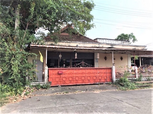 รายละเอียดเพิ่มเติมCode ID : PKK02-15739ราคาขาย        2,489,000 บาท- ขนาดพื้นที่ :  135 ตร.ว (1 งาน / 35 ตร.ว) - พื้นที่ใช้สอย :    157.50 ตร.ม- จำนวนห้อง :   3 ห้องนอน 1 ห้องน้ำ - จอดรถ :          1-2 คัน- บ้านเดี่ยว :    1 ชั้น- บ้านเดี่ยวหันทางทิศ :- อายุอาคาร :   28 ปีพิกัดทรัพย์ :     https://maps.app.goo.gl/cGaPf1AsERtd3tfj9สถานที่ใกล้เคียง- ใกล้มินิบิ๊กซี หอแก้วมุกดาหาร- ใกล้มินิบิ๊กชี สาขาถนนพิทักษ์พนมเขต - ใกล้โลตัส โกเฟรซ ตลาดเทศบาล- ใกล้มินิบิ๊กซี 