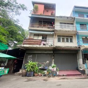 ขายตึกแถว 2 คูหา ซอยรามคำแหง 29 แยก 3 ใกล้ MRT รามคำแหงและท่าเรือรามคำแหง 29 ราคา 10.7 ล้านบาท รวมค่าใช้จ่าย ณ วันโอนกรรมสิทธิ์ทุกอย่างเนื้อที่รวม 35 ตารางวา พื้นที่ใช้สอย รวม 350 ตารางเมตรขายรวม 2 คูหา แต่ละคูหาไม่ทะลุถึงกัน เหมาะสำหรับทำโกดังเก็บของ หอพัก สำหรับนักศึกษาและคนทำงาน ที่ทำงานใกล้ท่าเรือคลองแสนแสบ เช่น  ประตูน้ำ สยาม-พารากอน เซ็นทรัลชิดลม เป็นต้น พิกัด : บ