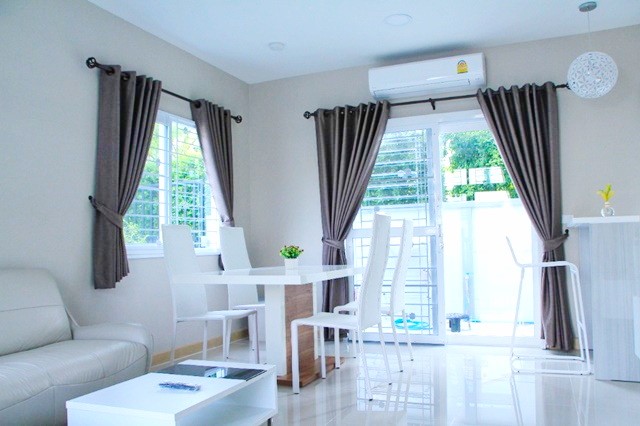 ไทวัสดุ บางนา เมกกะ  ให้เช่าทาวน์โฮม 2 ชั้น บ้านหลังมุม มีความเป็นส่วนตัว เฟอร์ครบ 28ตรว. 3นอน 2น้ำ 2จอดรถ 3แอร์