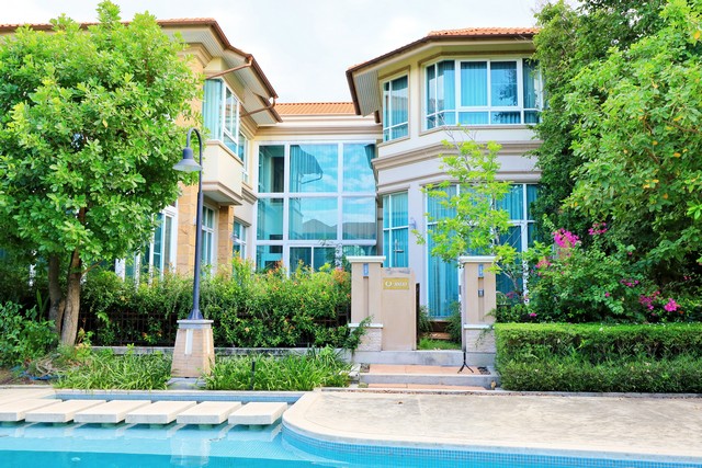 ขายด่วนบ้านสุดหรู คิว ทเวลฟ์ Q Twelve (Q12)บน ราชพฤกษ์ 5 ห้องนอน 7 ห้องน้ำ อดีตบ้านตัวอย่าง ตกแต่งหรู พร้อมเข้าอยู่Q Twelve เป็นโครงการที่หรูที่สุดของโครงการ Q House  มีเพียง 12 Unit เท่านั้น เอกสิทธิ์เฉพาะบุคคลทรงเกียรติระดับคุณ- คฤหาสน์ตั้งอยู่บนพื้นที่ดินขนาด: 287.60 ตรว.-พื้นที่ใช้สอย: 1,000 ตรม.-ห้องนอน: 5-ห้องน้ำ: 7 (พร้อมอ่างจากุซชี่และสุขภัณฑ์ระบบอัตโนมัติควบคุมด้วยรีโมท)-โรงจอดรถ: 4 ค