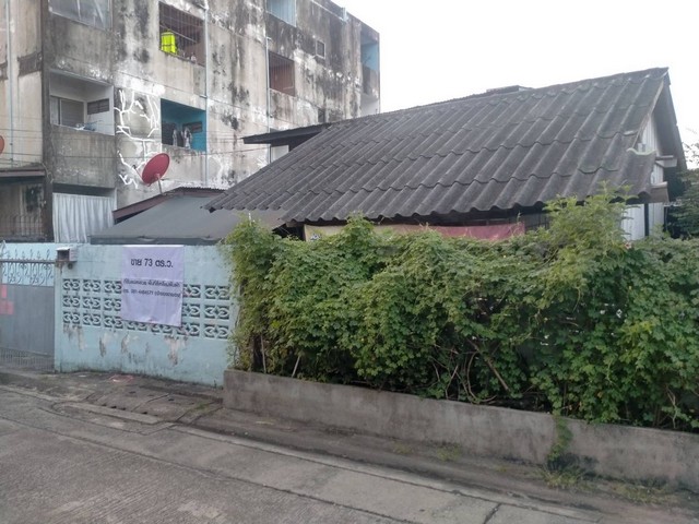 ขายด่วน ที่ดินพร้อมบ้าน 2 ชั้น ขนาดพื้นที่ 73 ตารางวา อยู่ในซอย รามอินทรา 50บ้าน 2 ชั้น มี 5 ห้องนอน 2 ห้องน้ำที่ดินสวยพื้นที่สี่เหลี่ยมผืนผ้า ถ. รามอินทรา ใกล้สถานีรถไฟฟ้าสายสีชมพู ห่างเพียง 700 เมตรขายตารางวาละ 100,000 บาทสนใจติดต่อสอบถามรายละเอียดโทร 081-4464571 (เจ้าของขายเอง)ที่ตั้ง:รามอินทรา 50 แขวงรามอินทรา เขตคันนายาว กรุงเทพมหานคร 10230