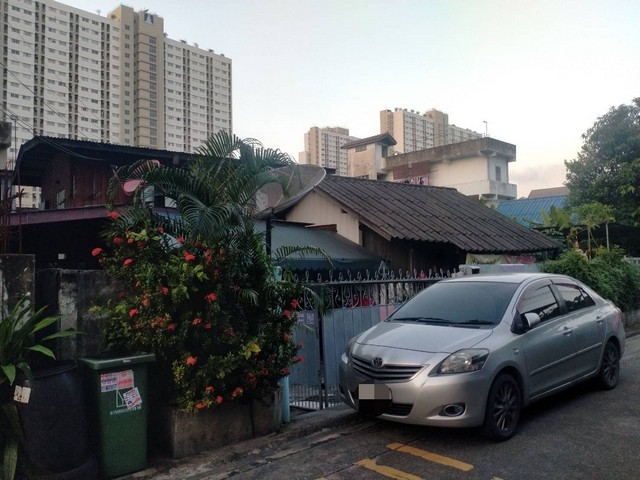 ขายด่วน ที่ดินพร้อมบ้าน 2 ชั้น ขนาดพื้นที่ 73 ตารางวา อยู่ในซอย รามอินทรา 50