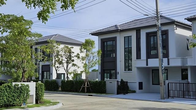 PB3342 ขายบ้านเดี่ยว 2 ชั้น โครงการ แกรนด์ พลีโน่ สุขุมวิท-บางนา หันทางทิศเหนือ บ้านหรูบรรยากาศสุดส่วนตัว ใกล้ Mega บางนาติดต่อ คุณบิว 081 252 3279 หรือ 061 619 8565ID line : 061 787 9691ราคาขาย 9,500,000 บาทบ้านเดี่ยว 2 ชั้น แกรนด์ พลีโน่ สุขุมวิท-บางนา Grande Pleno Sukhumvit-Bangnaเนื้อที่ 47.3 ตร.ว.พื้นที่ใช้สอย : 161 ตร.ม.Type : Olivia3 ห้องนอน4 ห้องน้ำ2 ที่จอดรถติดสวนของโครงการ หน้าบ้านไม่ชนใครหันทางทิศเหนือ ไม่ร้อนระหว่างวัน บ้านเ