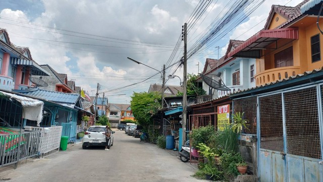 ขายทาวน์เฮ้าส์ 2 ชั้น  เนื้อที่ 20 ตร.ว  หมู่บ้านเบญจวัลย์ เอกชัย บางบอน จ.สมุทรสาคร ZW255