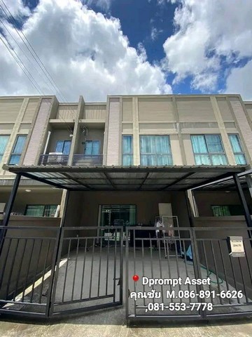 รหัสทรัพย์ DPO0031Code RK1975Dprompt Asset รู้เรื่องบ้าน เข้าใจคุณ ขายถูกที่สุด!!! ในโครงการ ขายทาวน์โฮม 2 ชั้น #โครงการเวิร์ฟ #เพชรเกษม 81 ของ SC Asset เข้าซอยไม่ลึกถนนหน้าบ้านกว้าง รักษาความปลอดภัยดูแลอย่างดีตลอด 24 ชั่วโมงหน้าบ้านกว้าง 5.45 เมตร เนื้อที่ 17.7 ตร.วา  พื้นที่ใช้สอย 112 ตร.ม. 3 ห้องนอน 2 ห้องน้ำพร้อมที่จอดรถ 2 คัน พร้อมเคาน์เตอร์บาร์ค่าส่วนกลางเพียง เดือนละ 921 บาทที่ตั้ง : ซอยเพชรเกษม