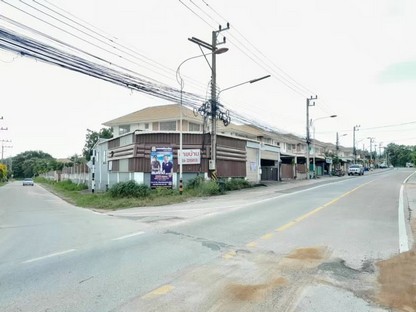 ขายบ้านแฝดสไตล์เดี่ยว 2ชั้น หลังมุม พร้อมพื้นที่เอนกประสงค์หน้า/ข้างบ้าน ติดถนนสาธารณะ 2ฝั่ง  พิกัดห้วยยายพรหม มบ.วิวเขาศรีราชา ราคาถูกสุด