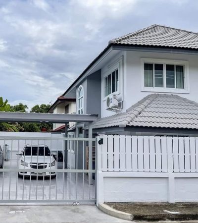 ติดต่อ เต้ย 086-659-5965 Line ID: Creatoeyขาย 3.3 ล้านบาทบ้านรีโนเวทใหม่ 2 ชั้น แปลงหลังหัวมุมทำเลใกล้ : อยู่ตรงข้ามตลาดสดแม่กวง, จากเซ็นทรัลเฟสติวัลเชียงใหม่ 5 กม. .ที่ดิน 49 ตารางวา บ้านแปลงหลังหัวมุม สุดท้ายซอย3 ห้องนอน 2 ห้องน้ำ ที่จอดรถสูงสุด4คัน แถมฟรีแอร์ 4 ตัว .-การเดินทางง่ายดาย ใกล้สิ่งอำนวยความสะดวก เดินทางเข้าเมืองสะดวก-ต.สันนาเม็ง อ.สันทราย จ. เชียงใหม่-ใกล้ตลาดสดเเม่กวง-ห