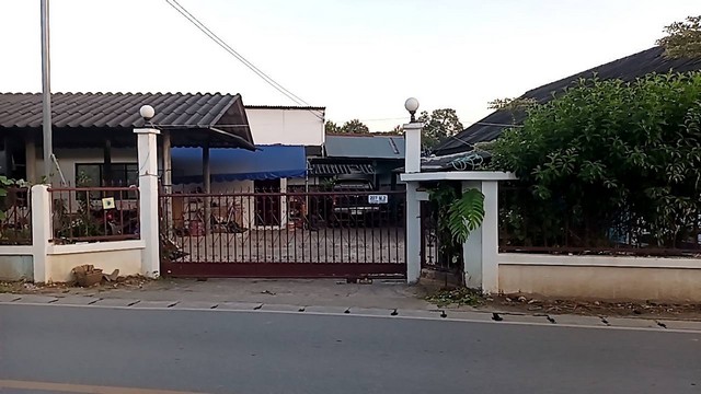 ขายด่วน ที่ดินพร้อมบ้าน 3 หลังเนื้อที่ทั้งหมด 171 ตารางวา อำเภอหางดง จังหวัดเชียงใหม่ที่ตั้ง:เลขที่ 227 หมู่ 2 ตำบลหนองแก๋ว อำเภอหางดง จังหวัดเชียงใหม่***รายละเอียดบ้านมีบ้านอยู่ 3 หลังหลังใหญ่มี 3 ห้องนอน 2 ห้องน้ำ หลังเล็ก 1 ห้องนอน 1 ห้องน้ำ เป็นร้านค้าอีก 1 หลังมี 1 ห้องนอน 1 ห้องน้ำ มีโรงจอดรถบ้านสามหลังนี้มีคนเช่าบ้านหลังใหญ่ 1 หลังหลังเล็ก 1 หลังบ้านร้านค้าคนเช่า