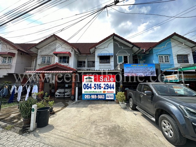 รหัสทรัพย์ 4576ทาวน์เฮ้าส์ ติดถนนเทพรักษ์ ปากซอย 36 สามารถค้าขายได้ที่ตั้ง เทพรักษ์ 35 ถนนเทพรักษ์ แขวงคลองถนน เขตสายไหม กรุงเทพฯ 10220รายละเอียดทรัพย์- ทาวน์เฮ้าส์ 2 ชั้น ติดถนนเทพรักษ์ เหมาะทำการค้าขาย/อยู่อาศัย- เนื้อที่ดิน 16 ตารางวา พื้นที่ใช้สอย 100 ตารางเมตร- 2 ห้องนอน 2 ห้องน้ำ 1 ห้องครัว 1 ที่จอดรถ - ต่อเติมห้องครัว/หลังคาที่จอดรถสถานที่และใกล้เคียง- สถานีรถไฟ BTS สถา