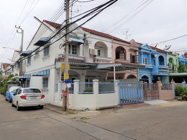 เช่า-ขาย ทาวน์เฮ้าส์ หลังมุม 24 ตรว. ต้นโครงการ ลภาวัน 1 ใกล้ตลาดบางบัวทอง วัดเล่งเน่ยยี่  3 นอน 2 น้ำ รายละเอียด (B1-0133)ราคาขาย 2.9 ลบ.ราคาเช่า 9,500 บาท/เดือน (มัดจำ 2 เดือน ล่วงหน้า 1 เดือน)*** สนใจติดต่อ คุณต่อ 089-175-6462 *** - บ้านทาวน์เฮ้าส์ หลังมุม ต้นโครงการ ลภาวัน 1 ซอย 1/2 ขนาด 24 ตรว. 4 นอน 2 น้ำ มีห้องนอน ชั้นล่าง- พื้นชั้นล่างปูกระเบื้อง มุ้งลวด, ผ้าม่าน, ปั้มน้ำ- ชั้นบนพื้นปาร์เก้ ต่อเติมค