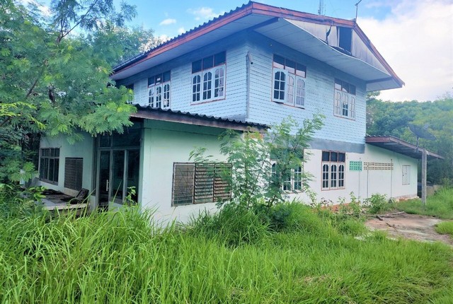 รายละเอียดเพิ่มเติมCode ID :    PKK02-07563ราคาขาย       2,486,000 บาท- ขนาดพื้นที่ : 940 ตร.ว (2 ไร่ / 1 งาน / 40 ตร.ว)- พื้นที่ใช้สอย :     447 ตร.ม- จำนวนห้อง :   4 ห้องนอน 2 ห้องน้ำ - จอดรถ :         1-2 คัน- บ้านครึ่งตึกครึ่งไม้  :    2 ชั้น- บ้านครึ่งตึกครึ่งไม้หันทางทิศ :- อายุอาคาร :   22 ปีพิกัดทรัพย์ :   https://maps.app.goo.gl/uanFNzGgsG2E3a1T8สถานที่ใกล้เคียง- ใกล้โรงพยาบาลกุดรัง- ใกล้โรงเรียนหนองคลองหัวขัว- ใกล้วัดศรีเพชรไชยราม- ใกล้วัดป่าศรีถ