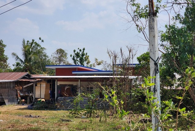 รายละเอียดเพิ่มเติมCode ID :    PKK02-15053ราคาขาย       3,554,000 บาท- ขนาดพื้นที่ :   13,081.10 ตร.ว (32 ไร่ / 2 งาน / 81.10 ตร.ว)- พื้นที่ใช้สอย :     225 ตร.ม- จำนวนห้อง :   2 ห้องนอน 1 ห้องน้ำ - จอดรถ :         1-2 คัน- บ้านเดี่ยว   :    1 ชั้น- บ้านเดี่ยวหันทางทิศ :- อายุอาคาร :   8 ปีพิกัดทรัพย์ :   https://maps.app.goo.gl/T2kMjqSuVnF8K5qw7สถานที่ใกล้เคียง- ใกล้วัดป่าโคกช้าง- ใกล้วัดมุจลินทร์ บ้านป่าจิก- ใกล้วัดบ้านหนองขาม- ใกล้โรงเรียนบ้านแวงเหล่าเก่าน้อยสอ