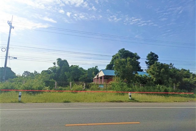 รายละเอียดเพิ่มเติมCode ID :    PKK02-12329ราคาขาย        2,118,000 บาท- ขนาดพื้นที่ :   547 ตร.ว (1 ไร่ / 1 งาน / 47 ตร.ว)- พื้นที่ใช้สอย :   195 ตร.ม- จำนวนห้อง :   2 ห้องนอน 1 ห้องน้ำ - จอดรถ :         1 คัน- บ้านเดี่ยว  :    1 ชั้น- บ้านเดี่ยวหันทางทิศ :- อายุอาคาร :   11 ปีพิกัดทรัพย์ :   https://maps.app.goo.gl/ygcnQ31t6mUoz2y88สถานที่ใกล้เคียง- ใกล้วัดบ้านโนนเห็ดไค- ใกล้โรงเรียนบ้านเครือซูด- ใกล้วัดบ้านหนองบัว- ใกล้โรงเรียนหัวเรือพิทยาคมสอบถามเพิ่มเ