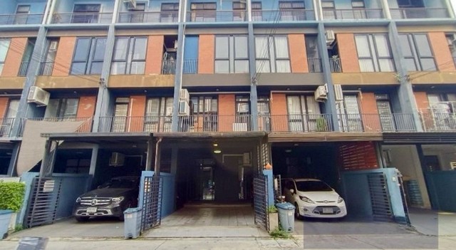 [A767]ให้เช่า 18kทาวน์โฮม รีโนเวทใหม่ HAUS35 แจ้งวัฒนะ-ปากเกร็ด 35 คลองเกลือ ปากเกร็ด นนทบุรี ติดรถไฟฟ้าสายสีชมพู(สถานีศรีรัช) และทางด่วนเมืองทอง แต่งสไตล์คาเฟ่ สีสันสดใส พร้อมให้เข้าอยู่!! (ต้อนรับสัตว์เลี้ยง)- ทาวน์โฮม 3.5 ชั้น 17 ตารางวา พื้นทีใช้สอย 180 ตรม. - มีชั้นลอยอยู่ด้านบนสุดของตัวบ้านวิว - 3 ห้องนอน ห้องนอนละชั้น แต่ละชั้นแต่งสีสันต่างกันเพื่อให้มีชีวิตชีวา- 3 ห้องน