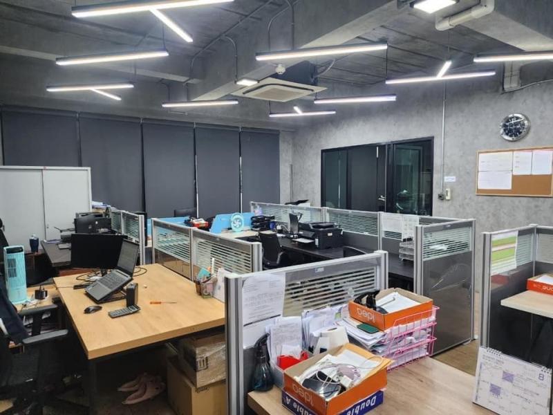 ขายอาคารสำนักงานรวมที่พักอาศัย 4 ชั้น เนื้อที่ 296 ตรว. 995 ตรม. ถนนสุขาภิบาล 5 จอดรถกว่า 20 คัน พร้อมลิฟท์ ใกล้ทางด่วน 600 เมตร