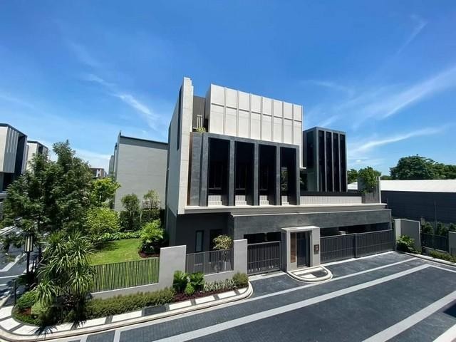 PT12 ให้เช่า บ้าน หรู สไตล์ Modern Luxury 3 ชั้น บูก้าน พัฒนาการ BuGaan Pattanakarn Luxury Private Villa ลิฟต์แก้ว พร้อมสระว่ายน้ำส่วนตัว 700 ตรม. 5 ห้องนอน ซอยพัฒนาการ32 พร้อมลิฟต์แก้ว สระว่ายน้ำในบ้านราคาเช่า 550,000 บาท/เดือนติดต่อ คุณช่อผกา 0616198565 LINE 0616198565บ้านเดี่ยว 3 ชั้นสไตล์ Modern Luxury Bugaan Pattanakarn (บูก้าน พัฒนาการ)ที่ดิน 140 ตรว พื้นที่ใช้สอย 700 ตรม.5 ห้องนอน 7 ห้องน้ำ 2 ห้องแม่บ้าน จอดรถ 5 คันพร้อมสระว่ายน้ำในบ้านลิฟต์แก้ว