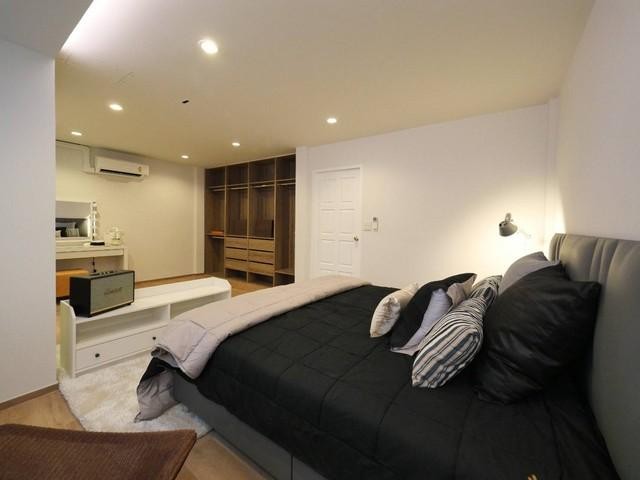 PDD02 ให้เช่าทาวน์โฮม 2ชั้น ถนนสุขุมวิท71 ซอย ปรีดี พนมยงค์ 14 พระโขนง ใกล้BTSพระโขนง ใกล้ทางด่วน เขตวัฒนาราคาเช่า 70,000 บาท / เดือน (สัญญาขั้นต่ำ 1 ปี ประกัน 2 เดือน ล่วงหน้า 1 เดือน )ติดต่อ คุณช่อผกา 0616198565 LINE 0616198565ที่ตั้ง ถนนสุขุมวิท71 ซอย ปรีดี พนมยงค์ 14 แขวง พระโขนงเหนือ เขตวัฒนา กรุงเทพมหานคร 10110เนื้อที่ 28 ตารางวา พื้นที่ใช้สอย 150 ตร.ม. จำนวน 2 ชั้น 3 ห้องนอน 3ห้องน้ำ จอดรถ 2 คันเหมาะสำหร