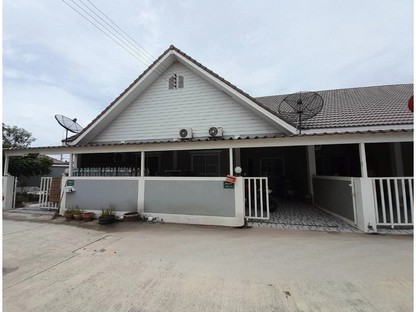 4G027#ทาวน์เฮาส์พร้อมเข้าอยู่ 1 ชั้น หมู่บ้านคันทรีวิลเลจ พิกัดหนองพังพวย ตำแหน่งเดินทางสะดวก  ใกล้เครือสหพัฒน์-แหลมฉบัง-บางละมุงพิกัด:https://www.google.com/maps?q=13.07953322,100.94541949รายละเอียดทรัพย์- ขนาดที่ดิน 27.2 ตารางวา- หันหน้าทิศเตะวันออกเฉียงเหนือจัดสรรค์พื้นที่ใช้สอยเป็น- 3 ห้องนอน 2 ห้องน้ำ- 1 โถงล่าง - 1 ครัว- 1 ที่จอดรถการต่อเติม/ของแถม- หลังคาหน้าบ้าน/หลังบ้าน- ถังสำรองน้ำ และปั๊มน้ำ-