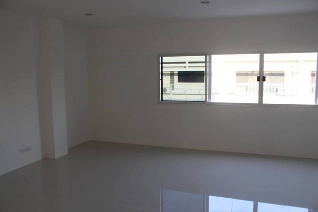 ให้เช่าทาวน์โฮมซอย เสริมสุข 4 พื้นที่ใช้สอย 250 ตร.ม. 4ห้องนอน  ใกล้ทางด่วนรัชดาภิเษก MRT จตุจักร เหมาะทำโฮมออฟฟิศ ย่านจตุจักร ประชาชื่น