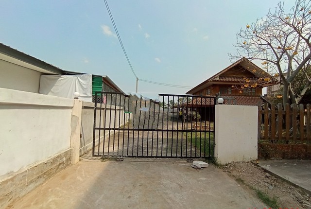 รายละเอียดเพิ่มเติมCode ID :    PKK02-12189ราคาขาย        5,642,000 บาท- ขนาดพื้นที่ :   181 ตร.ว (1 งาน / 81 ตร.ว) - พื้นที่ใช้สอย :   288 ตร.ม- จำนวนห้อง :   2 ห้องนอน 3 ห้องน้ำ - จอดรถ :         1-2 คัน- บ้านครึ่งตึกครึ่งไม้ :    2 ชั้น- บ้านครึ่งตึกครึ่งไม้หันทางทิศ :- อายุอาคาร :   10 ปีพิกัดทรัพย์ :   https://maps.app.goo.gl/H8wFVceXwYa3mht57สถานที่ใกล้เคียง- ใกล้โลตัส โกเฟรช ประตูกู่แก้ว- ใกล้โลตัส ขามเรียง มหาสารคาม - ใกล้ซีเจ ซูเปอร์มาร์เก็ต สาขาขา