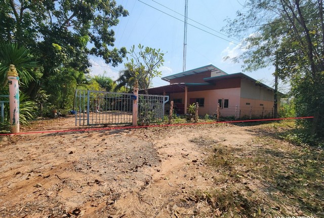 รายละเอียดเพิ่มเติมCode ID :    PKK02-14355ราคาขาย        1,860,000 บาท- ขนาดพื้นที่ :   315 ตร.ว (3 งาน / 15 ตร.ว)- พื้นที่ใช้สอย :    202 ตร.ม- จำนวนห้อง :   - ห้องนอน - ห้องน้ำ - จอดรถ :     1-2 คัน- บ้านเดี่ยว :    1 ชั้น- บ้านเดี่ยวหันทางทิศ :- อายุอาคาร :   18 ปีพิกัดทรัพย์ :   https://maps.app.goo.gl/McDe67zt9RsAtcbj9สถานที่ใกล้เคียง- ใกล้โลตัส โก เฟรช ซอยจุฑางกูร มหาสาคาร- ใกล้โลตัส โกเฟรช ซูเปอร์มาร์เก็ต เสริมไทยพลาซ่า- ใกล้โลตัส โกเฟรช สาขาตลาดอุ