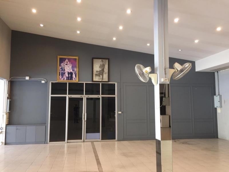 BH2455 ให้เช่าพื้นที่ โชว์รูม ริมถนนนวมินทร์ พื้นที่ใช้สอย 250 ตารางเมตร หน้ากว้าง 15 เมตร ยาว 17 เมตร