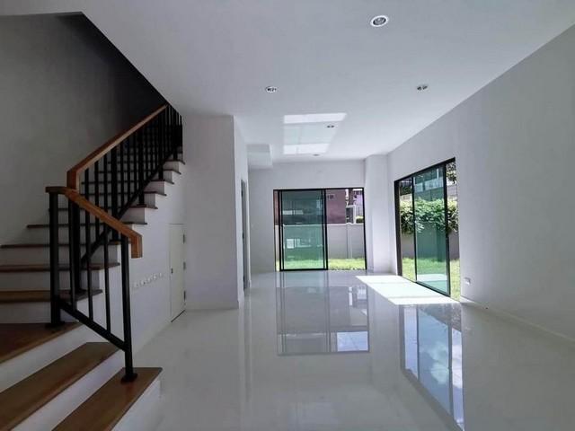 ให้เช่าทาวน์โฮม 3 ชั้นหลังมุม สไตล์ Penthouse โครงการบ้านกลางเมือง ลาดพร้าว-เสรีไทย ซอยเสรีไทย52 มีพื้นที่สวน ต่อเติมห้องครัวแล้ว