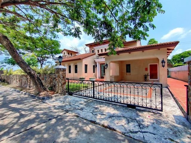 PB3360 ขายบ้านหรู 2 ชั้น ขนาด 146 ตรว. โครงการ ณุศาชีวานี่ Nusa Chivani พัทยา โครงการบ้านพักตากอากาศสไตล์อิตาลี บรรยากาศดี ใกล้แหล่งท่องเที่ยว ติดต่อ คุณบิว 081 252 3279 หรือ 061 619 8565ID line : 061 787 9691ราคาขาย 12,900,000 บาท บ้านหรู 2 ชั้น ณุศาชีวานี่ Nusa Chivani พัทยา โครงการบ้านพักตากอากาศสไตล์อิตาลีเเละทัสคานี จาก ณุศาศิเนื้อที่ 146.10 ตารางวา3 ห้องนอน4 ห้องน้ำสนามหญ้ากว้างใกล้แหล่งท่องเที่ยว บรรยากาศดี เหมาะ