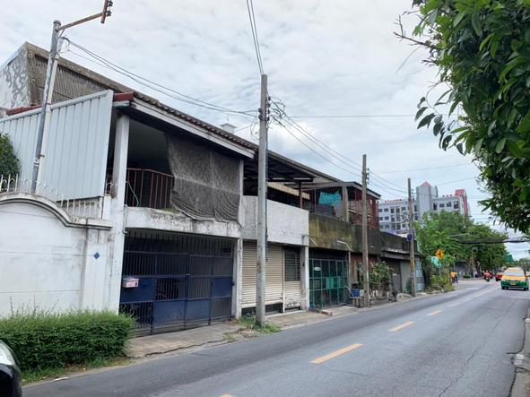 ขายทาวน์เฮาส์ 2 ชั้น บนถนนสังคมสงเคราะห์ พื้นที่ 15 ตารางวา 2 ห้องนอน 1 โถงรับแขก 1 ห้องครัว 2 ห้องน้ำ 1 ที่จอดรถ 1 ระเบียง250 เมตร ถึงถนนประดิษฐ์มนูญธรรม (เลียบด่วน)650 เมตร ถึงโรงเรียนนวมินทราชินูทิศ บดินทรเดชา850 เมตร ถึง โฮมโปร โลตัส เซ็นทรัลอีสวิล1 กิโลเมตร ถึง MRT สีเหลือง สถานีลาดพร้าว 71 บิ๊กซี ซูเปอร์เซ็นเตอร์ สาขาลาดพร้าวราคา 3,500,000 บาท ทำเลดีมากนัดดู Tel.088-818-1859 แคท             Line: chatwaro