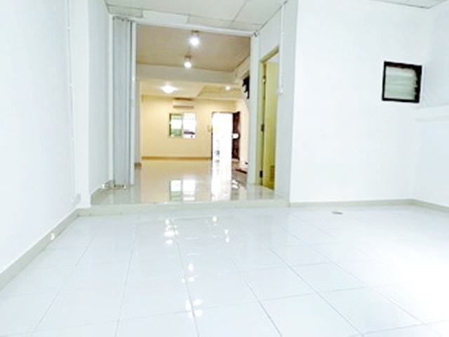 ใกล้ MRT ลาดพร้าว 83 บ้านเช่า รีโนเวทใหม่ เซ็นทรัลอิสต์วิลล์  20ตรว.ทาวน์เฮ้าส์ 2 ชั้น เช่า 2นอน 2น้ำ 3แอร์ 1จอดรถ