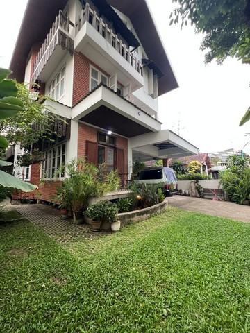 ให้เช่าบ้านเดี่ยว 3 ชั้น  63 ตร.วา พื้นที่ใช้สอย 300 ตารางเมตร เฟอร์ฯครบ  ซอยลาซาล 71