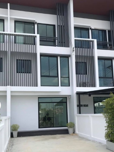 ให้เช่าทาวน์โฮม3 ชั้น Cozy สตรีวิทย2  ซอย 23 ย่านโชคชัย4 เหมาะอาศัย ทำออฟฟิศ