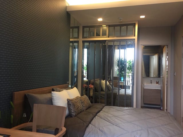 M Thonglor 10 is private, safe, clean, 8th floor, BTS Ekkamai.***Service for selling/renting houses, condos and giving advice. If interested, contact at any time***Interested in additional details or pictures or making an appointment to see the room?Contact Ekachai (Aui)T. 089-799-5598Line ID: @auiauiaui001 (add @ in front)-------------------------------------------------- ------------Room type: 1 bedroom, 1 bathroomSize 35 sq m., 8th floorClean room, beautifully decorated, ready to move in.details-------------------------------------------------- ------------Rental price: 24,000 baht/month-------------------------------------------------- ------------* Complete electrical appliances- Air conditioning- fridge- TV- washing machine-------------------------------------------------- ------------*Nearby important places (Based on information from Google Map)- BTS Thonglor- BTS Ekkamai- Ekkamai International School: 600 m.- Bangkok Prep International School: 1.7 km.- Sukhumvit Hospital: 1.3 